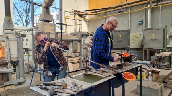 Pokazy ręcznego formowania szkła w Krakowskiej Hucie Szkła